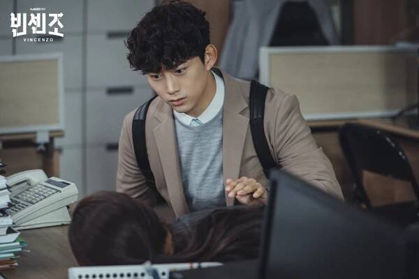 Recenze: Vincenzo se s darebáky nepáře a Song Joong Ki dokazuje, že je jedním z nejlepších jihokorejských herců - Asianstyle