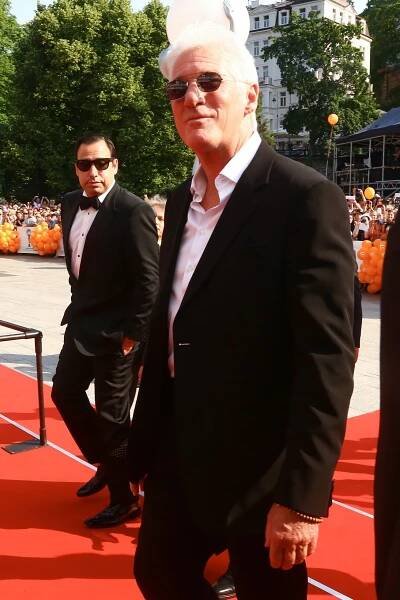 Foto: Richard Gere poklekl před Bartoškou. Vary ožily filmem