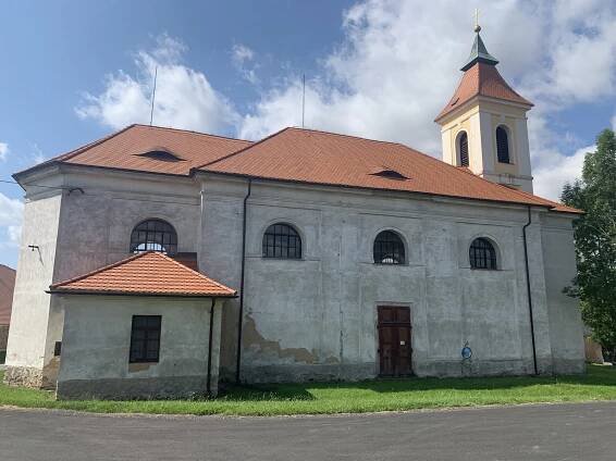 Na návsi v Chotíkově se tyčí klasicistní kostel
