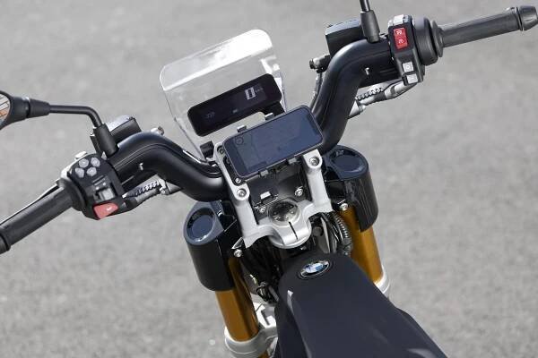 BMW přišlo s něčím, co není motorka ani skútr. A řídit to můžete s papíry na auto. Svezli jsme se na eParkoureru