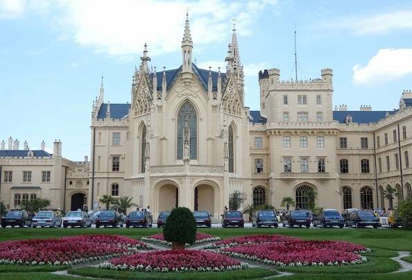 OBRAZEM: Nablýskaná elegance před zámkem. Podívejte se na tatrovky v Lednici