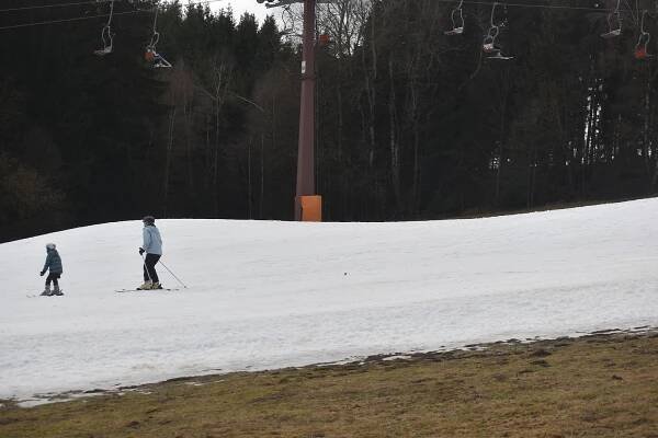 Biatlon v Novém Městě nezastaví lyžování na Harusáku. Parkování si pohlídají