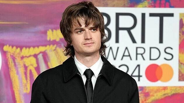 Amerického herce Joea Keeryho znají diváci například ze seriálu Stranger Things, kde ztvárnil postavu Stevea Harringtona. (Brit Awards, Londýn, 2. března 2024)