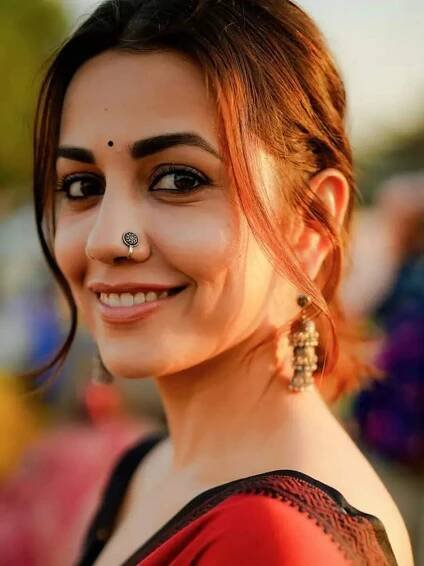 Esha Kansara redefines ethnic elegance with a rustic saree look