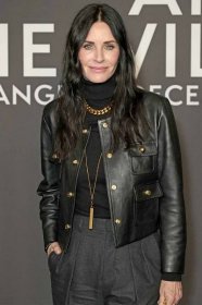 LOS ANGELES, CALIFORNIA - DECEMBER 08: Courteney Cox attends Celine at The Wiltern on December 08, 2022 in Los Angeles, California. (Photo by Kevin Mazur/Getty Images for CELINE)