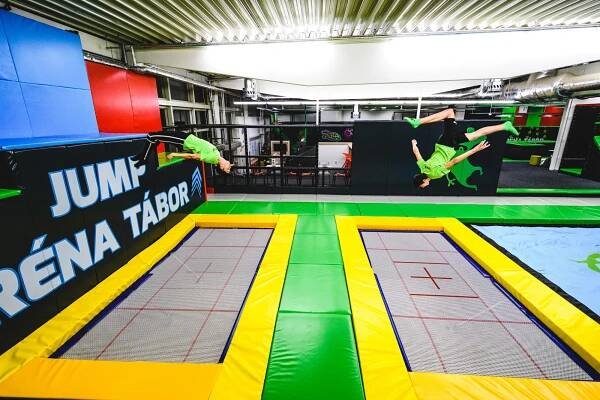 Jump aréna Tábor plná atrakcí: 1 či 2 hod. nebo celý den v trampolínovém parkour centru s plochou 1200 m²