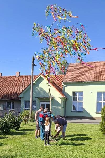 Stavění májky a pálení čarodějnic v Kozojídkách - 30.4.2025 - Obec Vinary