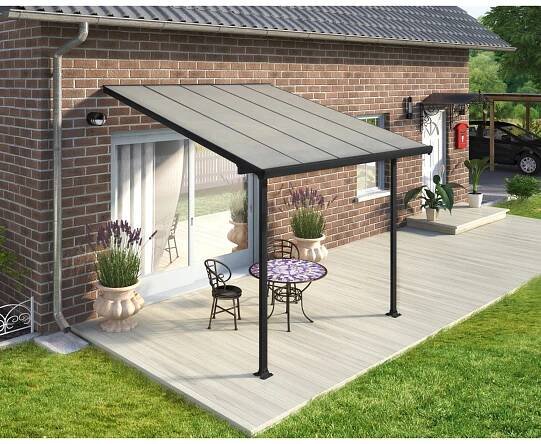 Anthrazit Terrassenüberdachung Feria 3x3.05 von Palram-Canopia mit Tisch und Stühlen auf Terrasse.