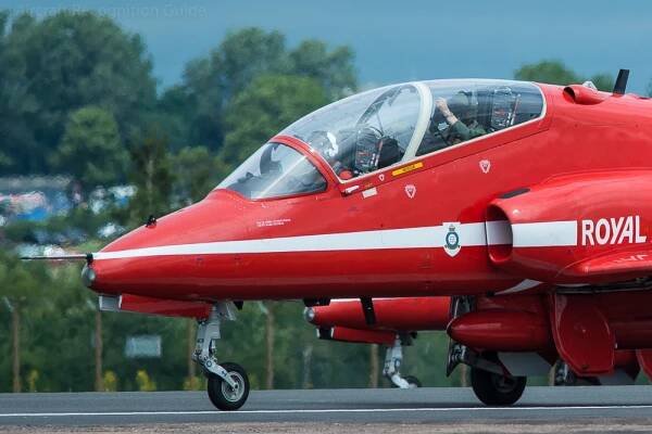 The nose and canopy are not very remarkable, but together with the small flattened oval shaped air intakes they form a good recognition point for the Hawk. 