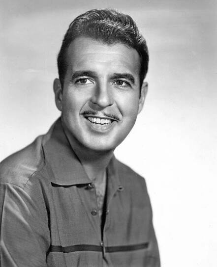 Promotional Portrait of American Singer Tennessee Ernie Ford Wallpaper