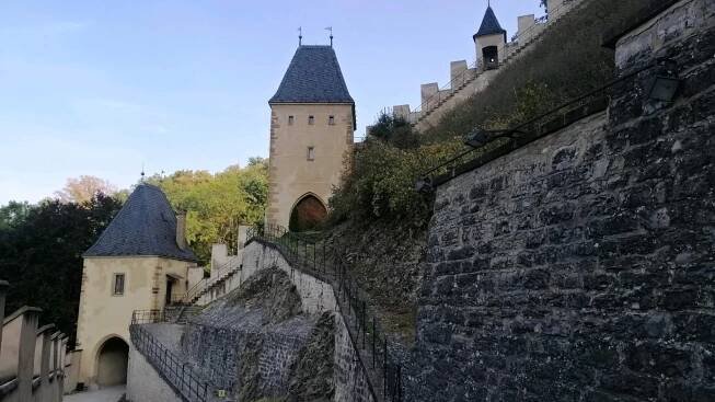 Hrad Karlštejn má mnoho romantických zákoutí