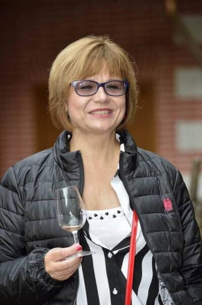 Ivana Andrlová se oblékla ve svatebním salonu. Prosím, změnit stylistu i kadeřníka!