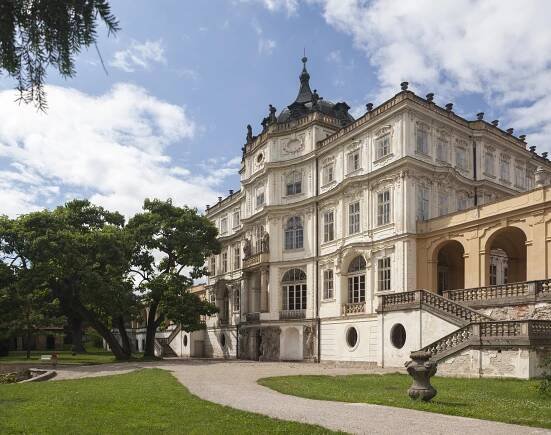 Zámek Ploskovice - otevírací doba, akce, ubytování, prohlídky, vstupné, foto, počasí