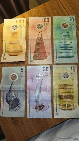 Maledivské rupie zezadu!