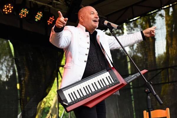 Snesl se z nebe. Michal David přiletěl na mikulášovický koncert vrtulníkem