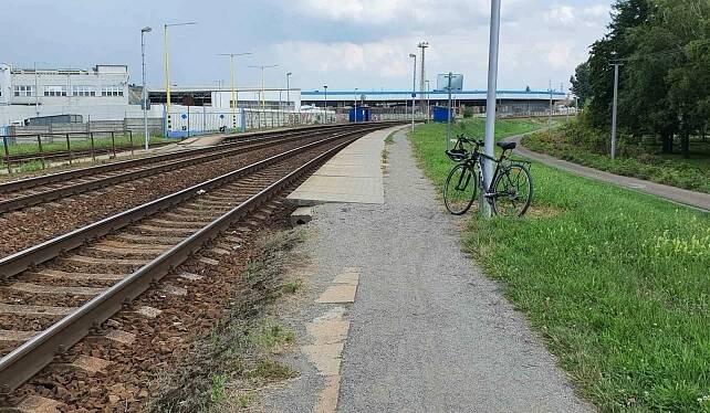 Kyjov-zastávka: příchod na nástupiště u 1. koleje