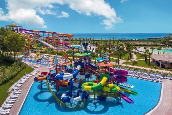 Waterpark Delphin BE Grand waar je van alle glijbanen af kan en eindeloos waterpret kunt hebben