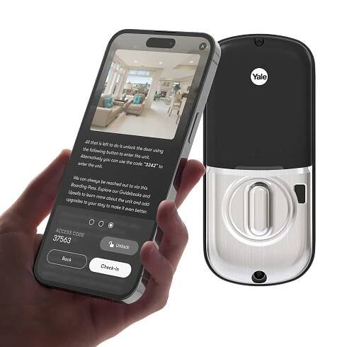 A guest with the check-in step with a smart lock code open