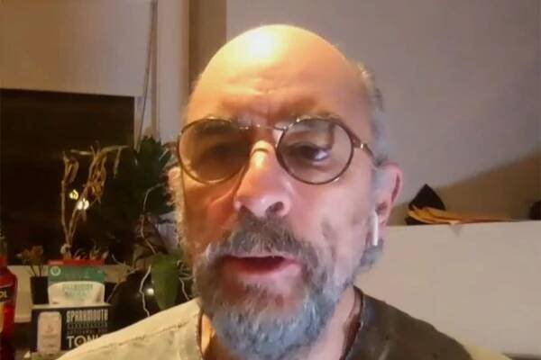 West Wing Actor Richard Schiff Warns 'You Don't Want This' After COVID-19 Hospitalization
