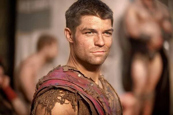 Spartakus - Zrůdy - Z filmu - Liam McIntyre