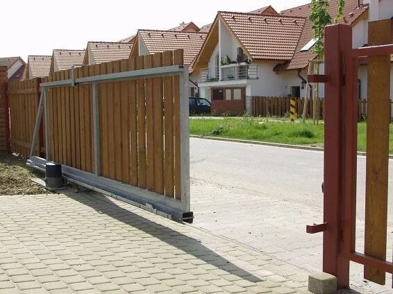 Garážové systémy - Poličská stavební s.r.o.