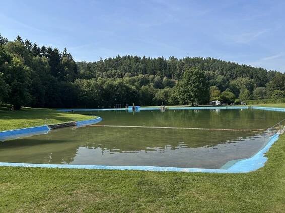 Jaký bude osud koupaliště v Dubu? Město plánuje dětský bazén a modernizaci