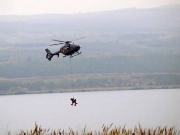 FOTO: Ze cvičení musel vrtulník letět rovnou k nehodě