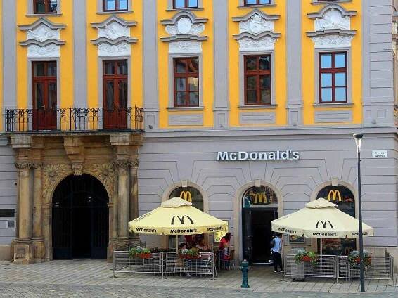 Restaurace McDonald´s v historickém Salmově paláci na Horním náměstí v Olomouci