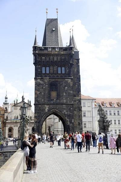 Vycházky i historické jízdy: Prague City Tourism slaví 65 let, vstup na věže bude za 65 korun