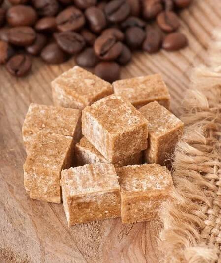 Zblízka hnědý cukr kostky a kávová zrna — Stock obrázek