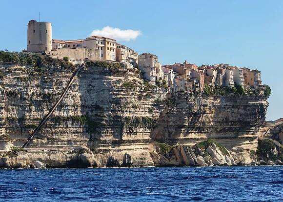 File:Bonifacio falaises escalier roi Aragon.jpg