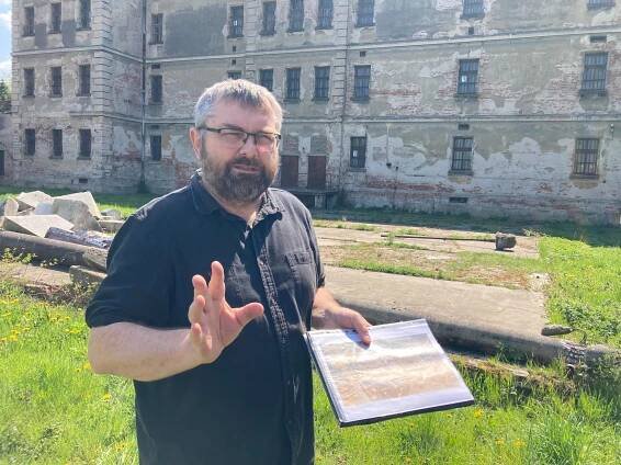 V místě šibenice hráli esenbáci volejbal, říká průvodce v bývalé věznici, kde byli političtí vězni