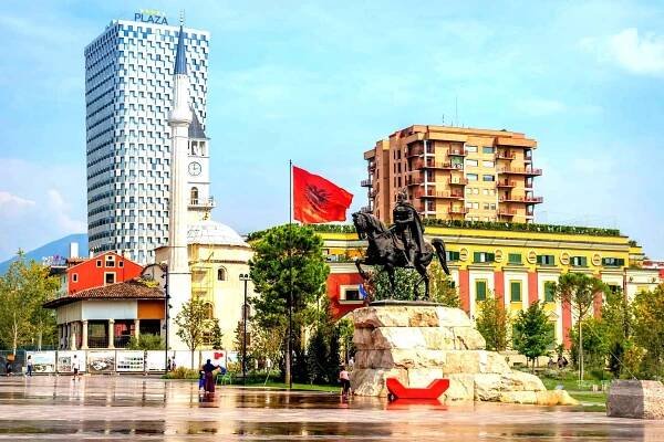 Barevná i oprýskaná Tirana. Hlavní město Albánie je plné protikladů, láká i umělce