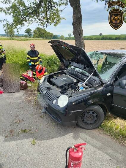 Dvě mladé ženy se zranily při nehodě u Roštění, jejich vůz skončil mezi stromy