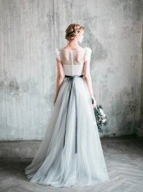 Svadobné šaty nemusia byť nutne iba biele, no nie? 🙂 Zdroj foto: Pinterest - Milamira Bridal - Obrázek č. 1