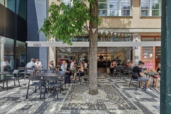 Nová doba, host zpovídá kuchaře. Karlínský bar maže rozdíly, působí záměrně nehotově