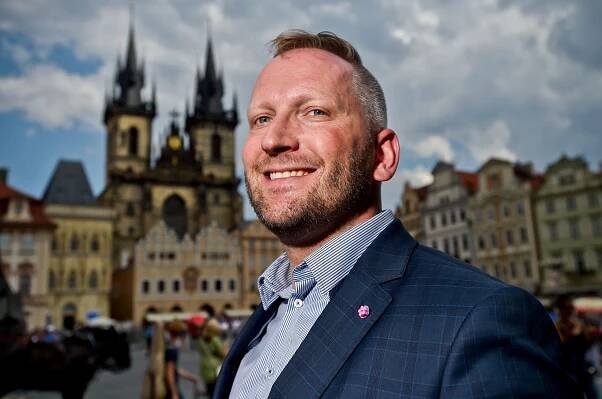 Jsem gay, říká otevřeně Stuchlík. V Česku je to vzácnost, evropští politici se orientací netají