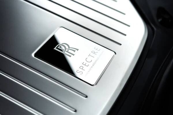 Za volantem elektrického Rolls-Royce. Spectre nešokuje čísly, přesto je výjimečný
