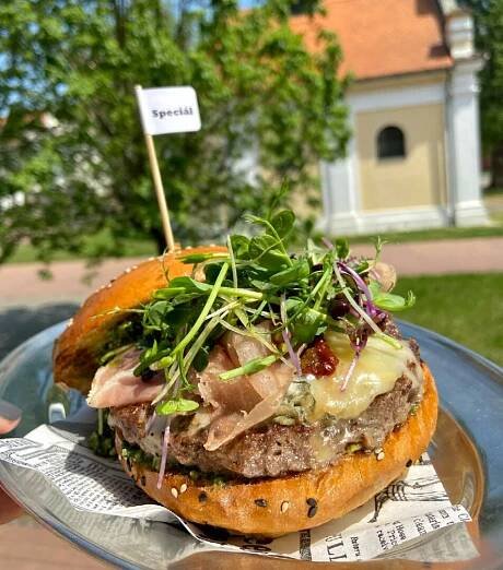 S Ranní jízdou na nejlepší burgery v Hodoníně! | Rádio Jih