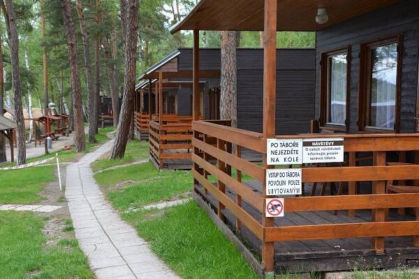 Muž u Máchova jezera ohrožoval rodinu muže, jenž se zastal jeho přítelkyně