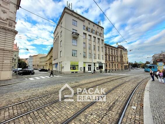 PACÁK REALITY s.r.o. Prodej cihlového bytu o dispozici 4+kk v centru Olomouce, ul. nám. Národních Hrdinů