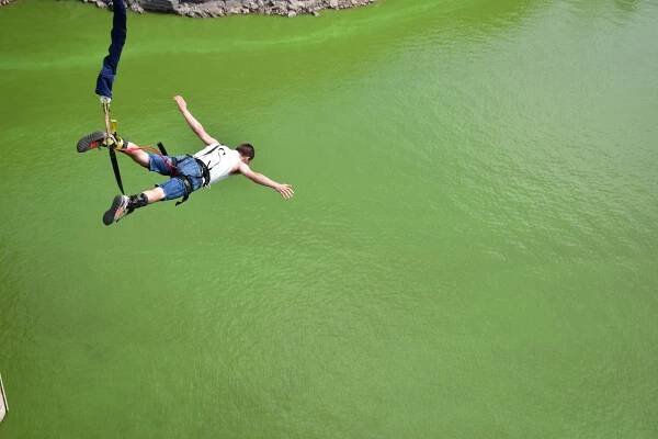Bungee jumping z mostu | Zážitky.cz