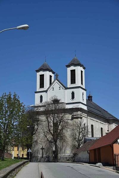 Pohled na kostel směrem od základní školy
