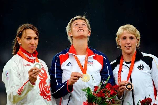 OH Peking 2008: Po levici Špotákové je bronzová Němka Christina Obergföllová a po pravici Ruska Marija Abakumovová později diskvalifikovaná za doping.