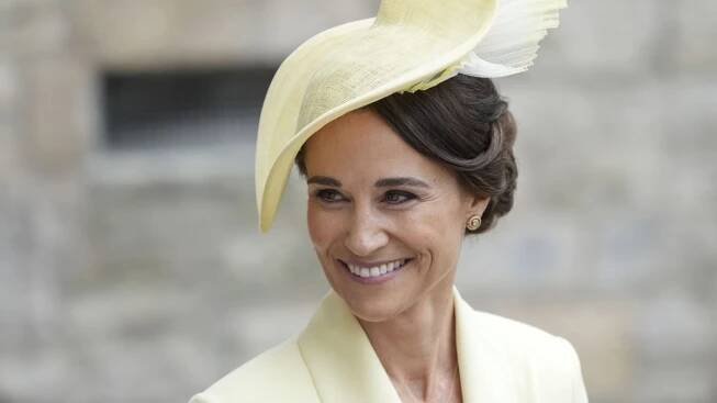 Pippa je prostě neuvěřitelná, píší nadšení lidé. Mladší sestra Kate na korunovaci opět zářila