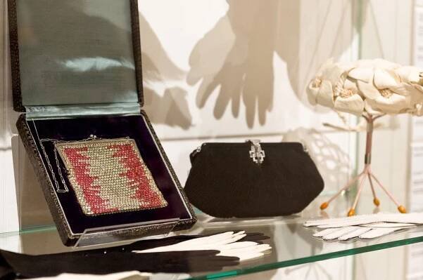 Česká „Coco Chanel“ oblékala Mandlovou i Gollovou: Šaty Hany Podolské vystavuje Uměleckoprůmyslové muzeum