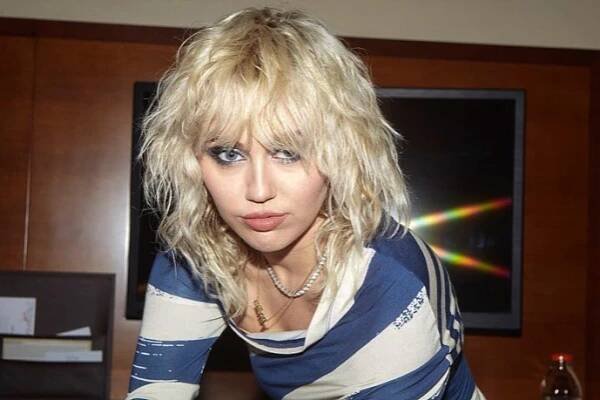 FOTO: Zpěvačka Miley Cyrus. – stránka 25