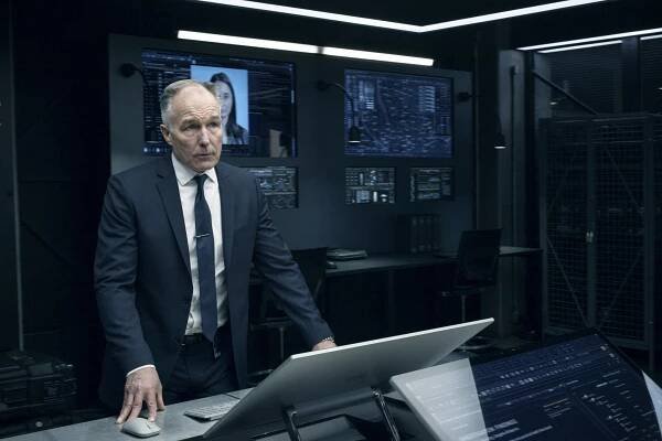 Zbrojnice - U-Turn - Z filmu - Patrick St. Esprit