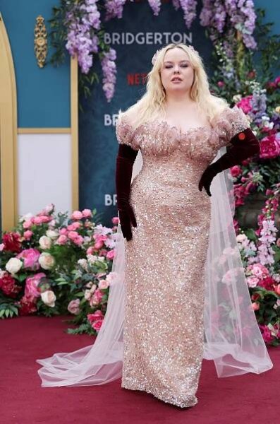Nazývat mě plus size herečkou je urážlivé, říká hvězda seriálu Bridgertonovi