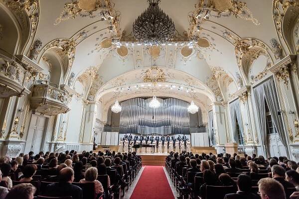 kreativny-fotografka-velkolepy-spevacka-filharmonia-dami-kim